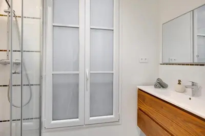 Salle de bains dans l'établissement Arc de Triomphe & Théâtre Marigny - Paris Vacation Rentals