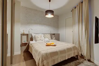 Un ou plusieurs lits dans un hébergement de l'établissement Arc de Triomphe & Théâtre Marigny - Paris Vacation Rentals