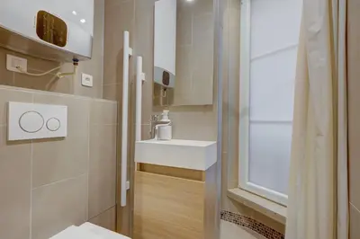 Salle de bains dans l'établissement Arc de Triomphe & Théâtre Marigny - Paris Vacation Rentals