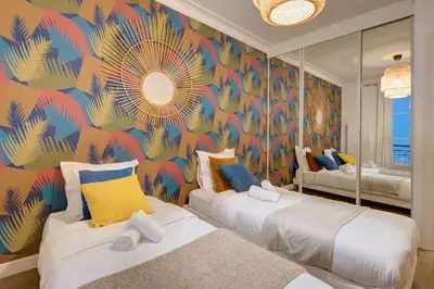 Un ou plusieurs lits dans un hébergement de l'établissement Arc de Triomphe & Théâtre Marigny - Paris Vacation Rentals