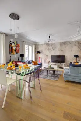 Télévision ou salle de divertissement dans l'établissement Arc de Triomphe & Théâtre Marigny - Paris Vacation Rentals