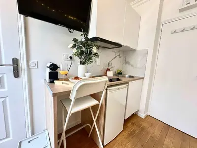 Cuisine ou kitchenette dans l'établissement New 143 Suite La Rochelle - Cosy Apartment Paris Center