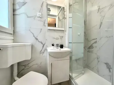 Salle de bains dans l'établissement New 143 Suite La Rochelle - Cosy Apartment Paris Center