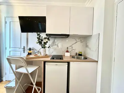 Cuisine ou kitchenette dans l'établissement New 143 Suite La Rochelle - Cosy Apartment Paris Center