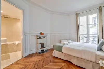 Un ou plusieurs lits dans un hébergement de l'établissement Spacious and Charming 2BR Apartment - Paris 16th
