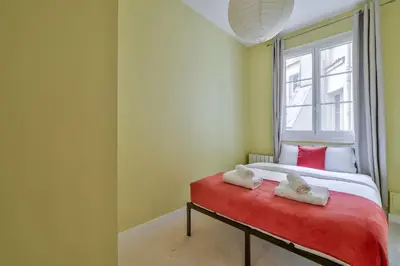 Un ou plusieurs lits dans un hébergement de l'établissement Spacious and Charming 2BR Apartment - Paris 16th