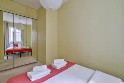 Un ou plusieurs lits dans un hébergement de l'établissement Spacious and Charming 2BR Apartment - Paris 16th