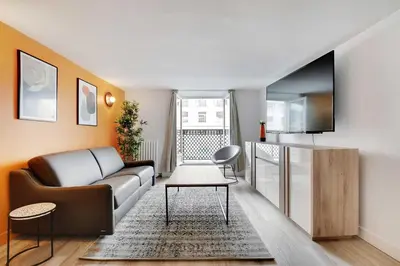 Télévision ou salle de divertissement dans l'établissement Charmant appartement- 3BR-8P- Opéra