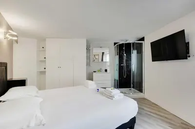 Un ou plusieurs lits dans un hébergement de l'établissement Charmant appartement- 3BR-8P- Opéra