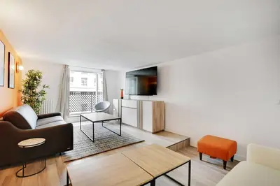 Télévision ou salle de divertissement dans l'établissement Charmant appartement- 3BR-8P- Opéra