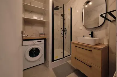 Salle de bains dans l'établissement Terrasse, appartement rénové dans le 15e arr
