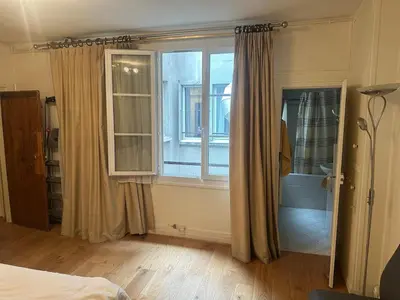 Un ou plusieurs lits dans un hébergement de l'établissement Parisian modern Flat 10 min walk to The Louvre