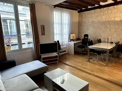 Coin salon dans l'établissement Parisian modern Flat 10 min walk to The Louvre