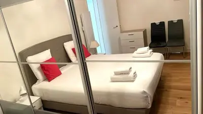 Un ou plusieurs lits dans un hébergement de l'établissement Parisian modern Flat 10 min walk to The Louvre