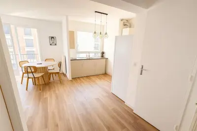 Cuisine ou kitchenette dans l'établissement Appartement Paisible pont de saint cloud - 4P