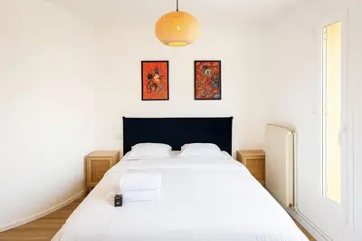 Un ou plusieurs lits dans un hébergement de l'établissement Appartement Paisible pont de saint cloud - 4P
