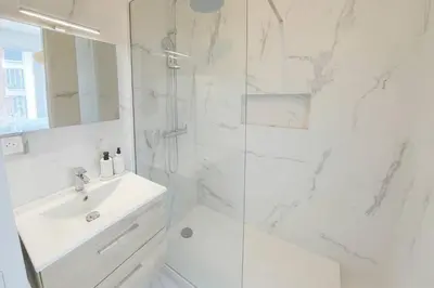Salle de bains dans l'établissement Appartement Paisible pont de saint cloud - 4P
