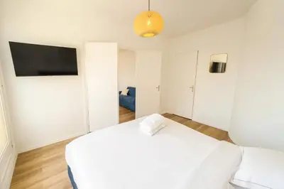 Un ou plusieurs lits dans un hébergement de l'établissement Appartement Paisible pont de saint cloud - 4P
