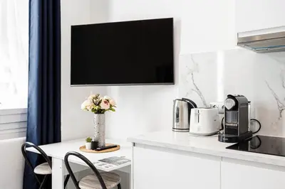 Cuisine ou kitchenette dans l'établissement Modern studio next to Roland Garros Stadium