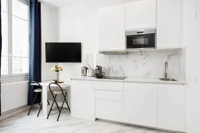 Cuisine ou kitchenette dans l'établissement Modern studio next to Roland Garros Stadium