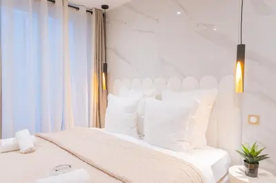 Un ou plusieurs lits dans un hébergement de l'établissement Luxurious Apartment Stylish Design - René Boulanger