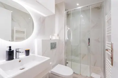 Salle de bains dans l'établissement Luxurious Apartment Stylish Design - René Boulanger