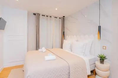 Un ou plusieurs lits dans un hébergement de l'établissement Luxurious Apartment Stylish Design - René Boulanger