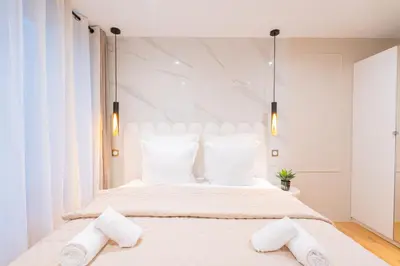 Un ou plusieurs lits dans un hébergement de l'établissement Luxurious Apartment Stylish Design - René Boulanger