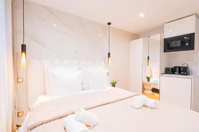 Un ou plusieurs lits dans un hébergement de l'établissement Luxurious Apartment Stylish Design - René Boulanger