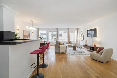 Télévision ou salle de divertissement dans l'établissement PoeticStay - Champs Elysees