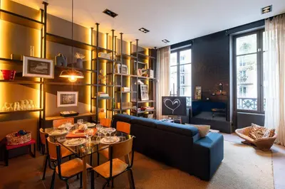 Coin salon dans l'établissement Luxury Flat 2 BDR Design Heart of Marais