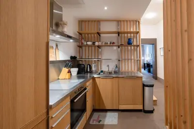 Cuisine ou kitchenette dans l'établissement Luxury Flat 2 BDR Design Heart of Marais