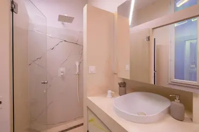 Salle de bains dans l'établissement Luxury Flat 2 BDR Design Heart of Marais