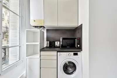 Cuisine ou kitchenette dans l'établissement BnBNova - 2BR - Eiffel Tower & Grenelle