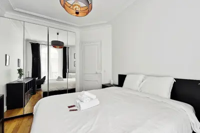 Un ou plusieurs lits dans un hébergement de l'établissement BnBNova - 2BR - Eiffel Tower & Grenelle