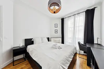 Un ou plusieurs lits dans un hébergement de l'établissement BnBNova - 2BR - Eiffel Tower & Grenelle