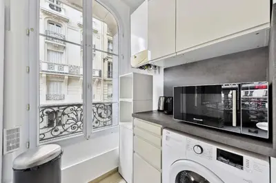 Cuisine ou kitchenette dans l'établissement BnBNova - 2BR - Eiffel Tower & Grenelle