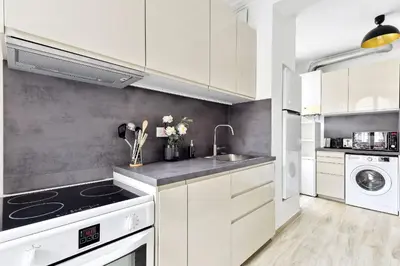 Cuisine ou kitchenette dans l'établissement BnBNova - 2BR - Eiffel Tower & Grenelle