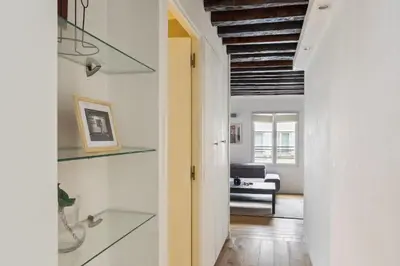 Coin salon dans l'établissement BnBNova - 2BR - Les Halles & Le Marais