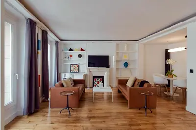 Télévision ou salle de divertissement dans l'établissement Appartement élégant en plein centre de Paris