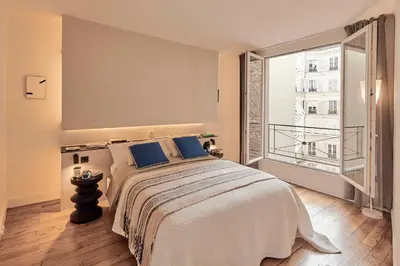 Un ou plusieurs lits dans un hébergement de l'établissement Appartement élégant en plein centre de Paris