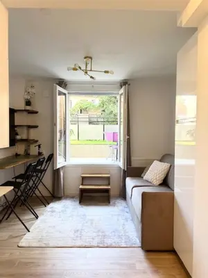 Coin salon dans l'établissement Cosy 2 pièces terrasse 15 minutes de Paris