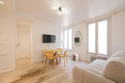 Télévision ou salle de divertissement dans l'établissement Bright Apartment - Sacré Coeur Basilica
