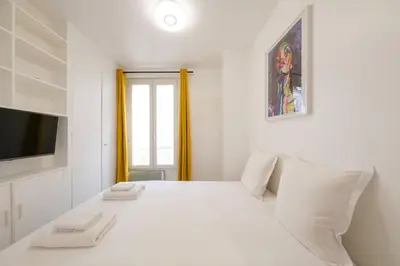 Un ou plusieurs lits dans un hébergement de l'établissement Bright Apartment - Sacré Coeur Basilica
