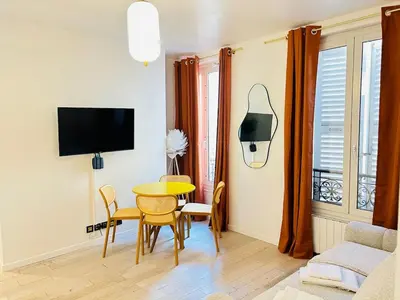 Télévision ou salle de divertissement dans l'établissement Bright Apartment - Sacré Coeur Basilica