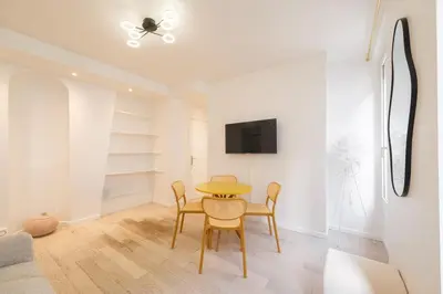 Télévision ou salle de divertissement dans l'établissement Bright Apartment - Sacré Coeur Basilica