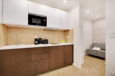 Cuisine ou kitchenette dans l'établissement Faubourg saint denis Charmant appartement 4P
