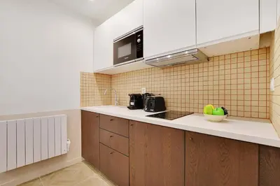Cuisine ou kitchenette dans l'établissement Faubourg saint denis Charmant appartement 4P