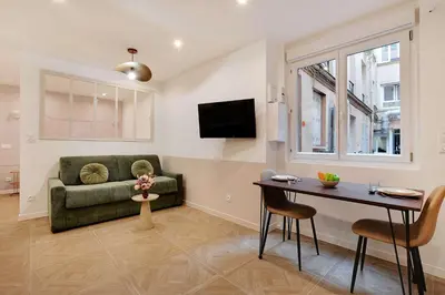 Télévision ou salle de divertissement dans l'établissement Faubourg saint denis Charmant appartement 4P