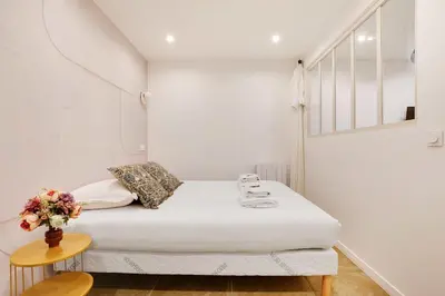 Un ou plusieurs lits dans un hébergement de l'établissement Faubourg saint denis Charmant appartement 4P